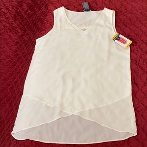 BNWT Chelsea & Theodore sleeveless high low top #M